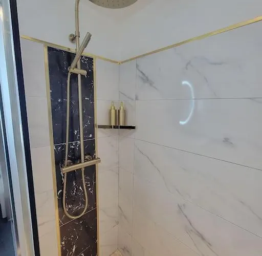 élégant L'orchidée Jacuzzi En Intérieur Toute L'année Juvignac
